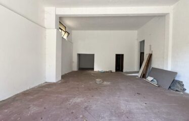 LOCALE COMMERCIALE IN AFFITTO CON AMPIO PARCHEGGIO PRIVATO