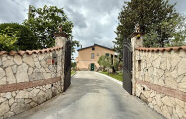 SPLENDIDA VILLA INTERA BIFAMILIARE SU UN TERRENO DI 3300 MQ