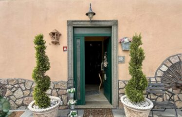 SPLENDIDA VILLA INTERA BIFAMILIARE SU UN TERRENO DI 3300 MQ
