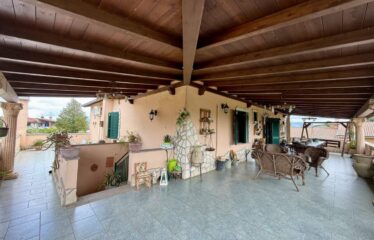 SPLENDIDA VILLA INTERA BIFAMILIARE SU UN TERRENO DI 3300 MQ