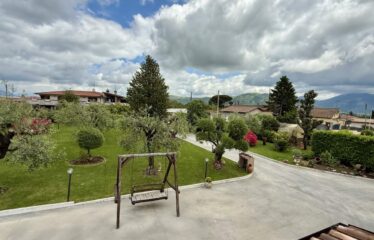 SPLENDIDA VILLA INTERA BIFAMILIARE SU UN TERRENO DI 3300 MQ