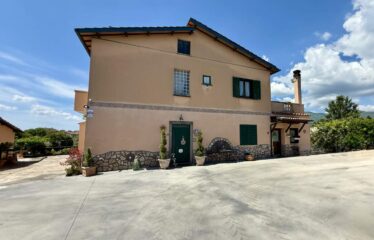 SPLENDIDA VILLA INTERA BIFAMILIARE SU UN TERRENO DI 3300 MQ
