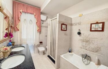 SPLENDIDA VILLA INTERA BIFAMILIARE SU UN TERRENO DI 3300 MQ