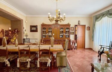 SPLENDIDA VILLA INTERA BIFAMILIARE SU UN TERRENO DI 3300 MQ