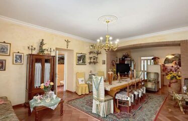 SPLENDIDA VILLA INTERA BIFAMILIARE SU UN TERRENO DI 3300 MQ