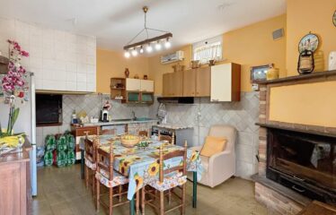 SPLENDIDA VILLA INTERA BIFAMILIARE SU UN TERRENO DI 3300 MQ