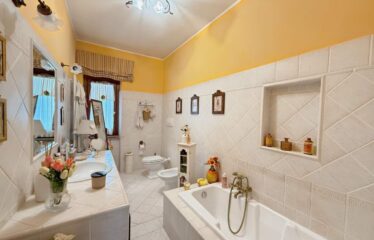 SPLENDIDA VILLA INTERA BIFAMILIARE SU UN TERRENO DI 3300 MQ