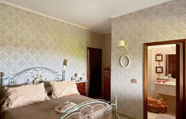 SPLENDIDA VILLA INTERA BIFAMILIARE SU UN TERRENO DI 3300 MQ