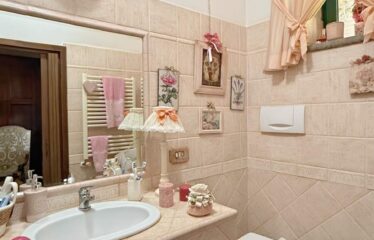 SPLENDIDA VILLA INTERA BIFAMILIARE SU UN TERRENO DI 3300 MQ