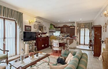 SPLENDIDA VILLA INTERA BIFAMILIARE SU UN TERRENO DI 3300 MQ