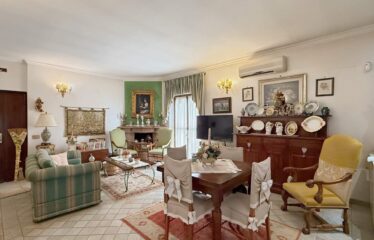 SPLENDIDA VILLA INTERA BIFAMILIARE SU UN TERRENO DI 3300 MQ