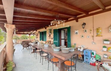 SPLENDIDA VILLA INTERA BIFAMILIARE SU UN TERRENO DI 3300 MQ
