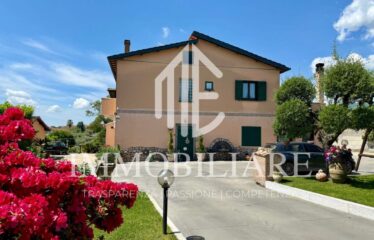 SPLENDIDA VILLA INTERA BIFAMILIARE SU UN TERRENO DI 3300 MQ