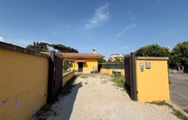 GRAZIOSA PORZIONE DI VILLINO CON SPAZIO ESTERNO DI 550 MQ