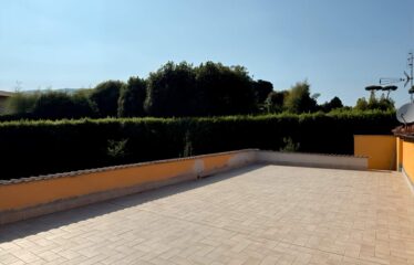 GRAZIOSA PORZIONE DI VILLINO CON SPAZIO ESTERNO DI 550 MQ