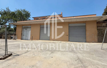 SPAZIOSO LOCALE COMMERCIALE DOTATO DI AMPIO PARCHEGGIO