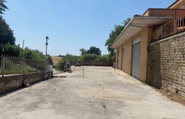 SPAZIOSO LOCALE COMMERCIALE DOTATO DI AMPIO PARCHEGGIO